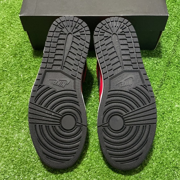 Air Jordan 1 Low Reverse Bred Pebbled Swoosh 🔥 - Picture 4 of 10